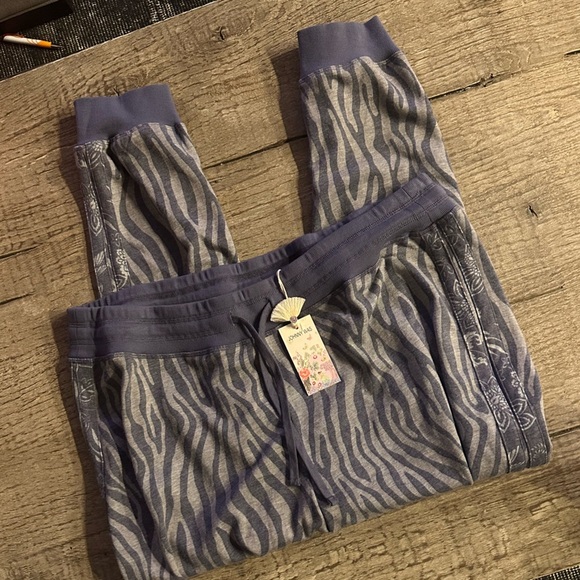 Johnny Was Hazy Allebra Sweatpants. - Picture 3 of 6